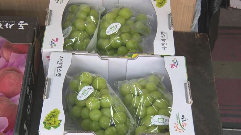 スーパーでも売られている韓国産シャインマスカット　1房1万ウォン（1000円程度）と安価だ