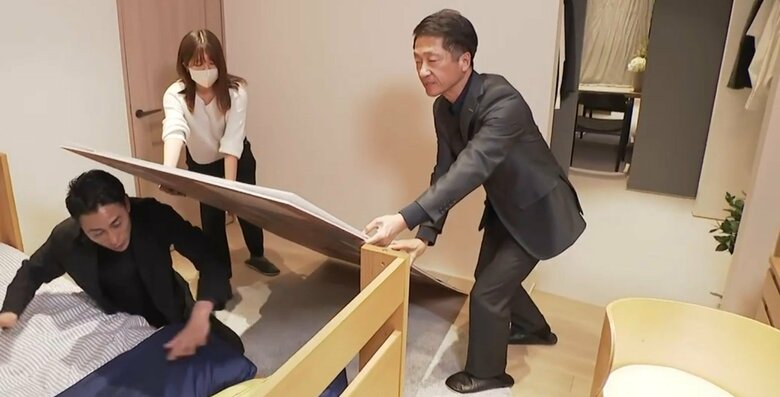 倒れた本棚の下敷きに