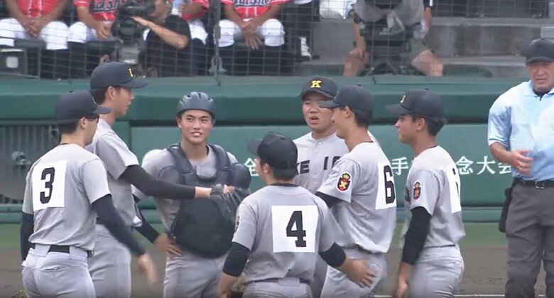 ピンチでも笑顔を見せる慶応の選手たち