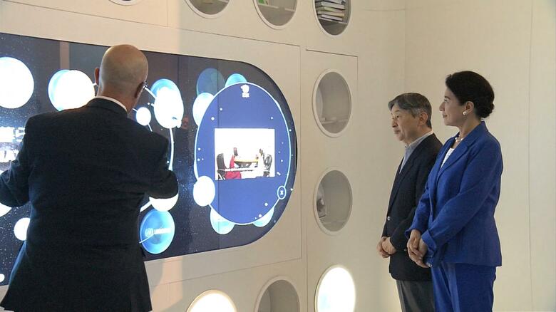 国連パビリオンを視察される天皇皇后両陛下