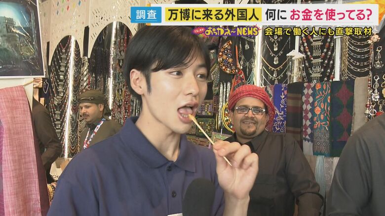 はちみつの試食をさせてもらった秦アナウンサー