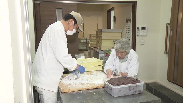 二代目と三代目　親子で豆大福作り