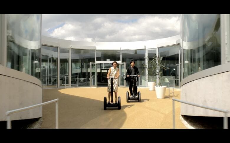 セグウェイに乗った妹島和世さん 西沢立衛さん © 2010 Neue Road Movies / Film Clips courtesy of Road Movies