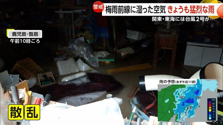 泥水が流れ込み物が散乱した屋内（24日午前10時頃、鹿児島・甑島）