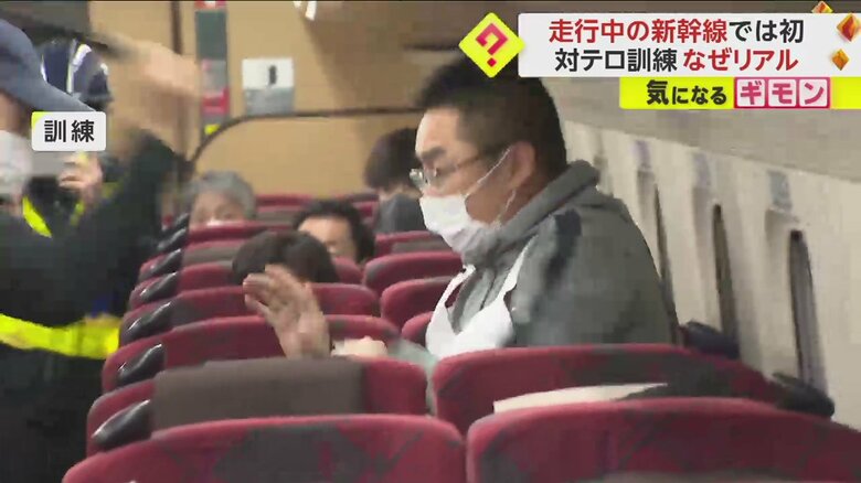 男に包丁で切りつけられる“乗客”