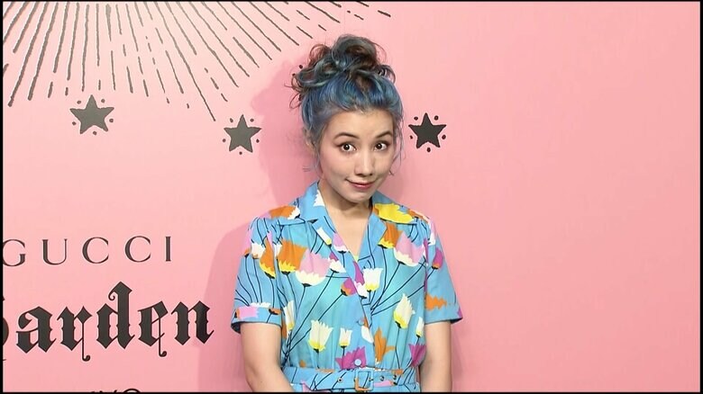 仲里依紗さんブルーのヘアもお似合い