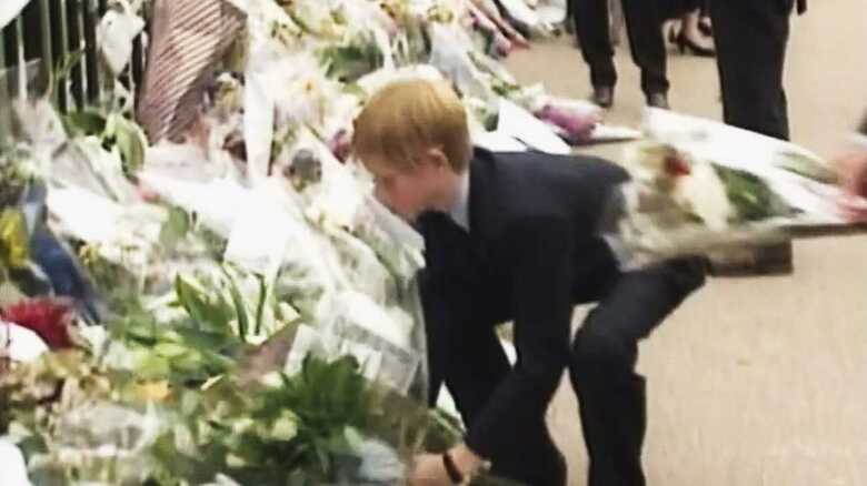 花を手向けるヘンリー王子