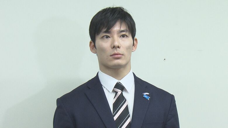 報道陣の囲み取材に応じる石田知事