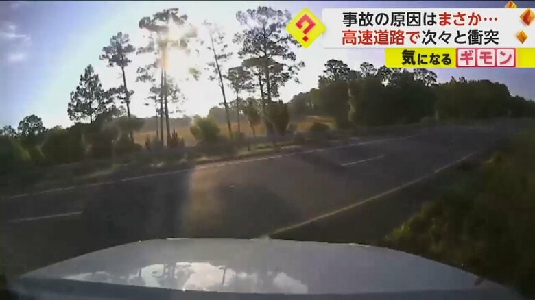 黒い車とぶつかった後、反対車線へ侵入する車（Walton County Sheriff's Office）