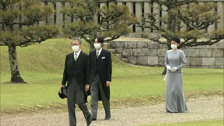 神武天皇陵を参拝されるご夫妻