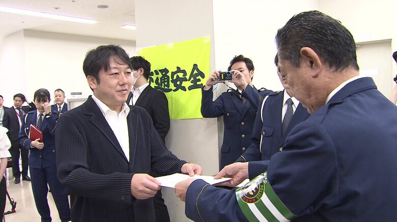 委嘱状を受け取った廣岡アナウンサー