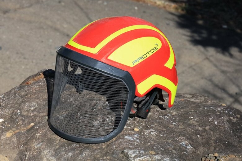 フェイスガード付きのヘルメットが頭部を守るには有効とされる