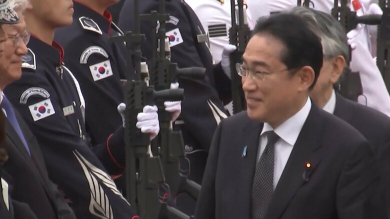 7日午前、ソウル空軍基地に到着した岸田首相