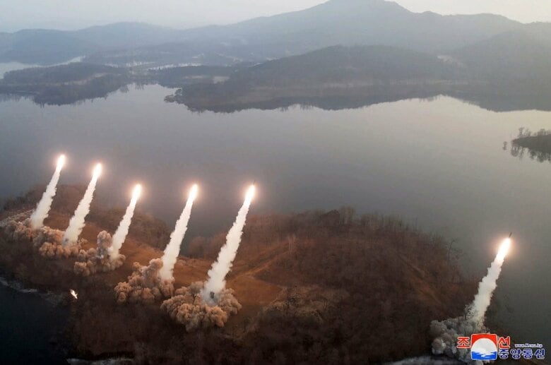 火力襲撃訓練で上昇する6発のミサイル（朝鮮中央通信・2023年3月10日）