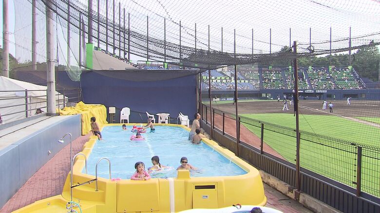 鎌スタで試合中にプールを楽しむ子供たち