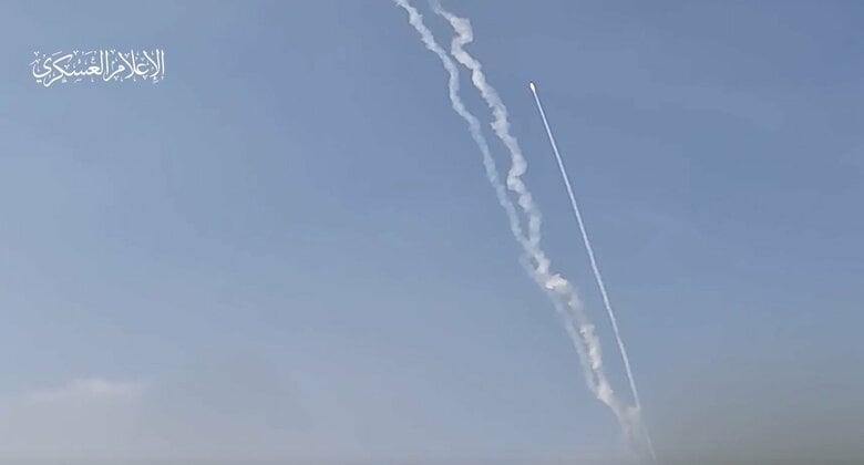 ハマスが発射するロケット弾（ハマスのSNSより）