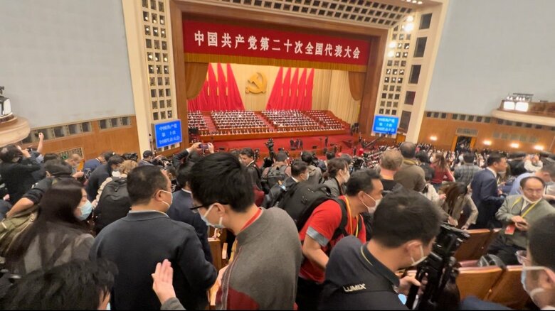 議場で撮影準備をする外国メディア（筆者撮影）