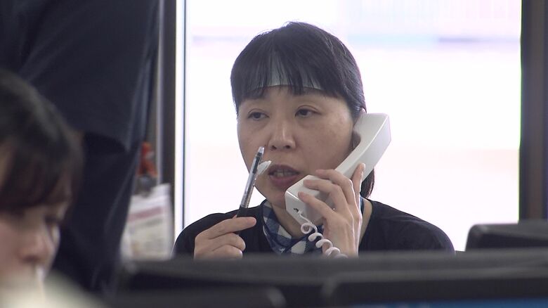 職員も冷却シートをおでこに貼り作業