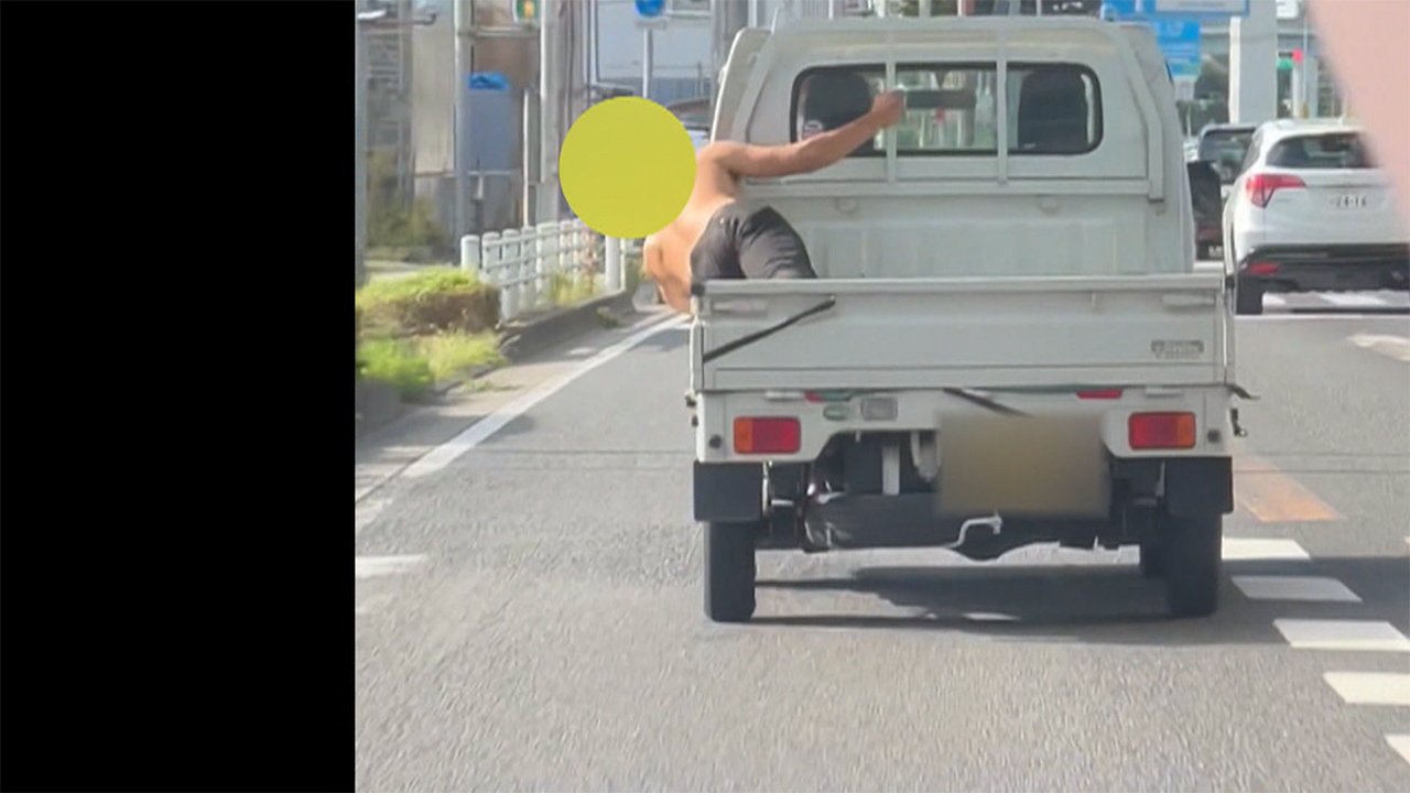 独自 トラック荷台に 半裸男 が出現 身を乗り出し急に腕立て3回 Fnnプライムオンライン 猛暑日の国道を走る車の荷台にいたの は 上 ｄメニューニュース Nttドコモ