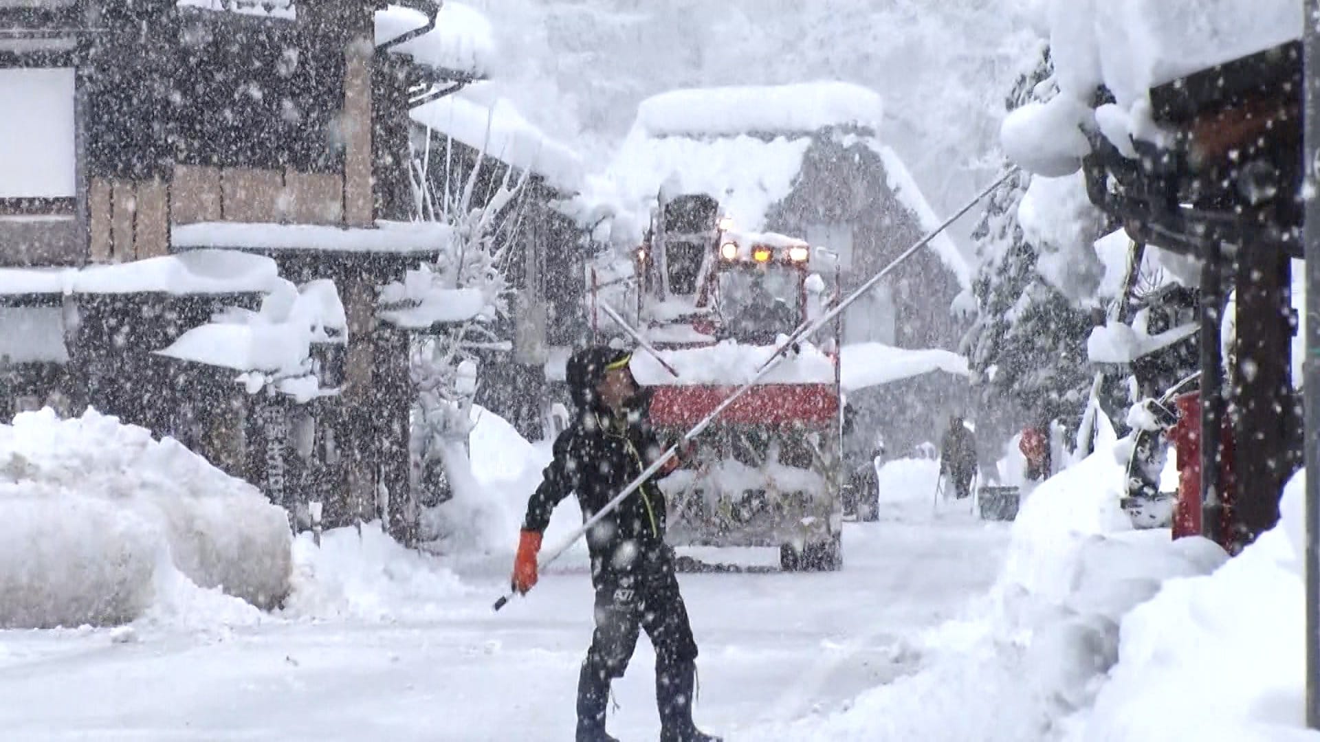 【警戒】「生活に支障ありますね」青森市“災害級の豪雪”で建物倒壊が相次ぐ…気象庁「不要不急の外出控えて」　岐阜・白川郷の外国人観光客は大雪に「これほどとは」