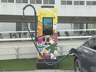 27インチのモニター備える…新型のEV急速充電器を自動車部品メーカー・松尾製作所が発表 春頃から販売予定