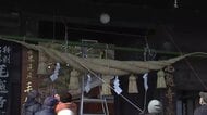 毛越寺で大しめ縄取り付け　新年迎える準備　岩手県平泉町