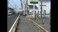 歩道を約１００ｍ走行　松前で縁石越え自転車に追突後に壁に衝突　軽乗用車を運転の女性死亡【愛媛】