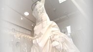 “結婚式延期”の花嫁に...「ドレス無料」でプレゼント