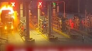 料金所に燃えるトラック 積み荷が炎上 一体なぜ?