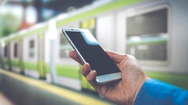 AIを使って「歩きスマホ」事故をゼロに。肘と膝の角度で識別率は85%