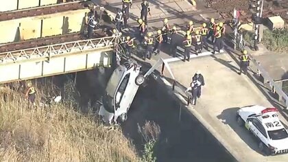 踏切で電車と車が衝突　車を運転の60代男性が搬送も命に別条なし　名鉄常滑線が一部運転見合わせ　名古屋市