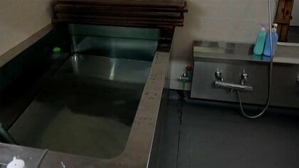 隊員の疲れを癒やす　貴重な水のお風呂