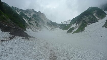「男性が倒れている」ヘリで救助も死亡を確認　北アルプス白馬岳の大雪渓付近で登山者が発見　警察が身元を確認中