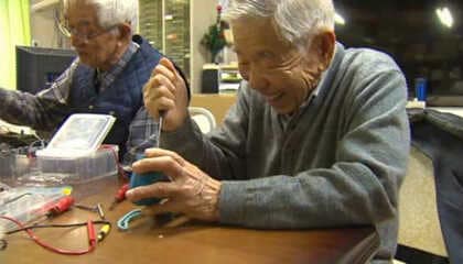 「こんなに長く元気でいるとは」　高齢おもちゃドクターに学ぶ、人生100年時代の歩き方