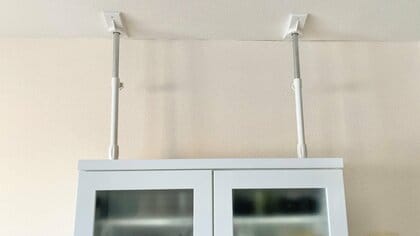 地震で家具が倒れる前に…Amazonで売れている「転倒防止用突っ張り棒」TOP3