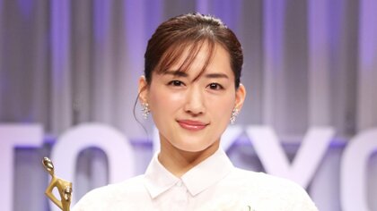 綾瀬はるか“コロナ復帰”後初の公の場　純白ワンピース姿でトロフィーを手に笑顔