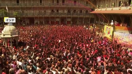 カラフルな粉と水しぶきに包まれる人々　インドの春祭り「ホーリー」今年も大にぎわい！　豊作祈願の伝統行事