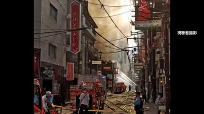 「1階から火が出ている」大阪・ミナミの繁華街で火事　飲食店など4棟燃える　消防車など45台出動