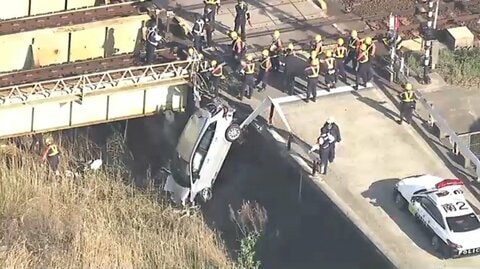 踏切で電車と車が衝突　車を運転の60代男性が搬送も命に別条なし　名鉄常滑線が一部運転見合わせ　名古屋市