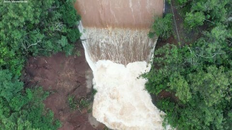 ハワイ・オアフ島で下流の住民に避難命令　続く大雨の影響でワヒアワ貯水池ダム決壊の恐れ