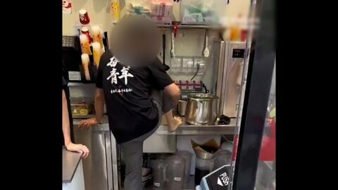 人気ミルクティー店の厨房で店員が足洗う「気持ち悪い」SNSに非難…店舗は営業停止も「足にやけどをして応急処置」と弁明　中国