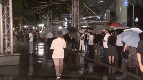 帰宅時間の駅前に長い行列　帰宅困難者へ県庁の多目的ホールなど開放　千葉に大雨・土砂災害特別警報