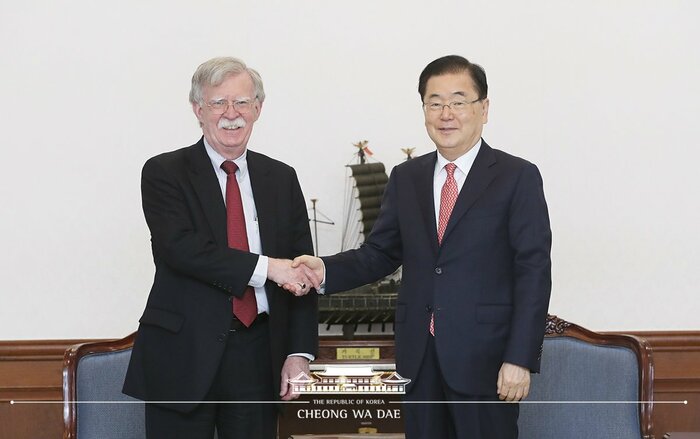 2019年7月に訪韓した際に鄭義溶安保室長と会談したボルトン前補佐官。11カ月前は笑顔で握手していた(撮影:韓国大統領府)