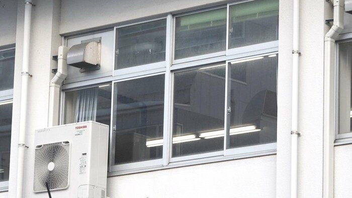 生徒らは教室に残され暴行を受けた