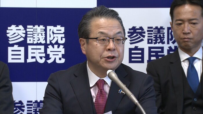 世耕氏は「自民党の提言に5万円給付案を盛り込んでいただきたい」と強調(14日)