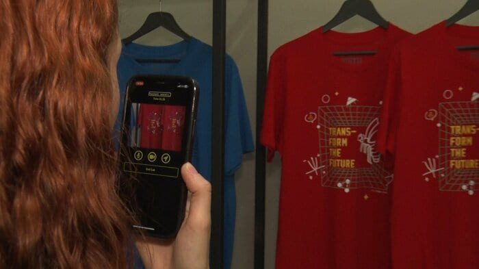 「WeASSIT」を使ってTシャツを選んでいる