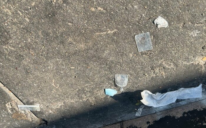 路上には薬物取引に使われた小さなビニール袋が…