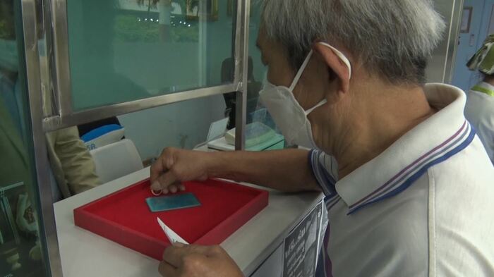 タイでは対面授業が再開されるのを前に質屋に駆け込む人が増加