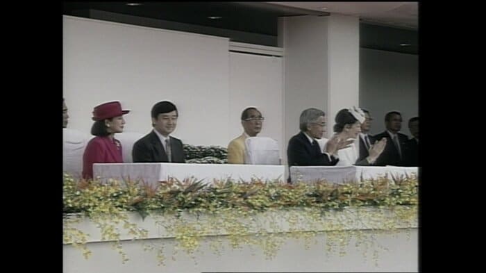 開会式に出席された天皇・皇后両陛下と皇太子ご夫妻