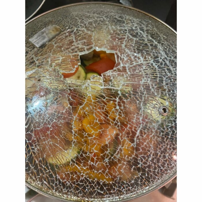 割れてしまったガラス蓋(編集部撮影)